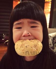 娱乐吃瓜酱小孩哥,揭秘“小孩哥”的多面人生