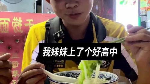 娱乐吃瓜酱小孩哥,揭秘“小孩哥”的多面人生
