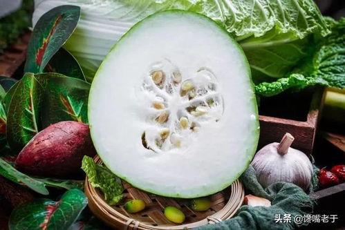 东瓜娱乐中老年吃瓜,中老年群体乐享“吃瓜”时光